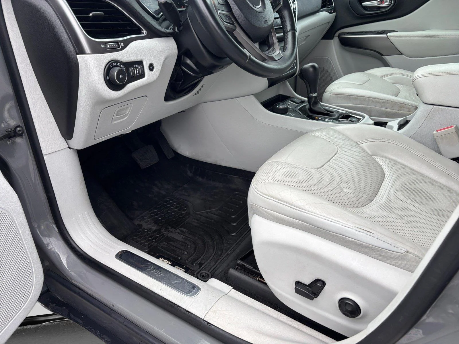 Used 2019 Sting-Gray Clearcoat Jeep Limited image 33