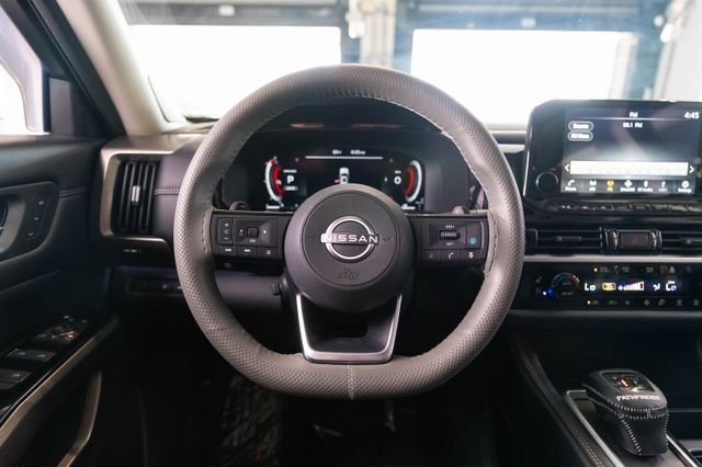 Used 2025 Silver Nissan Platinum image 15