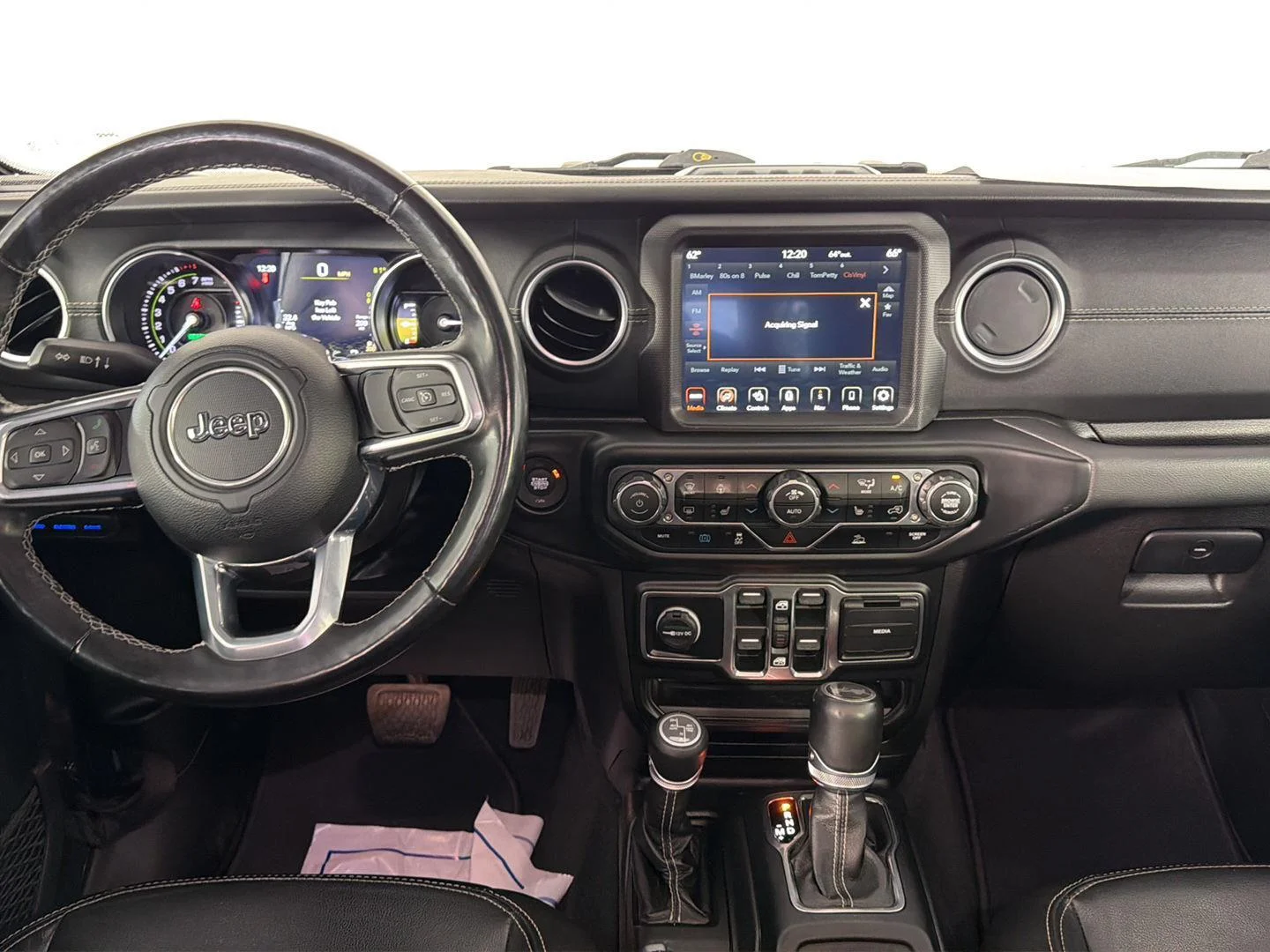 Used 2022 Granite Crystal Metallic Clearcoat Jeep Unlimited Sahara image 18