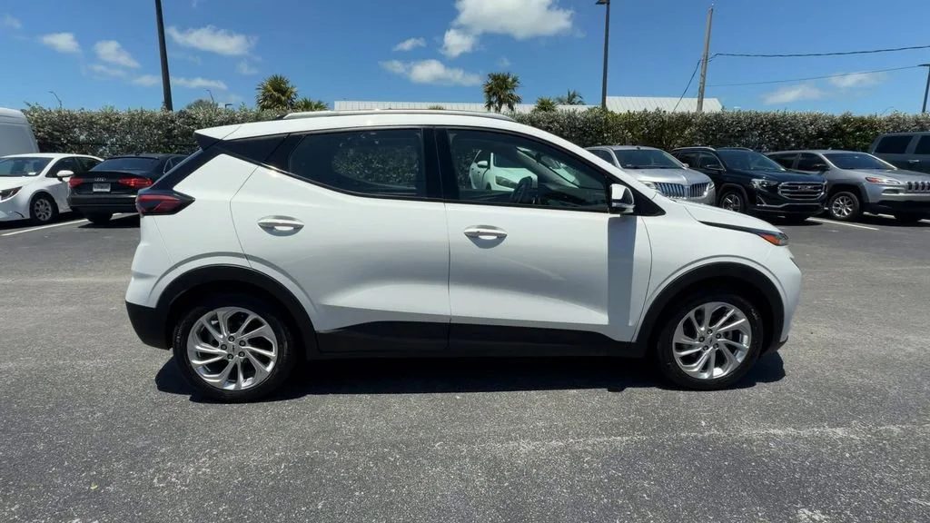 Used 2023 Summit White Chevrolet LT image 9