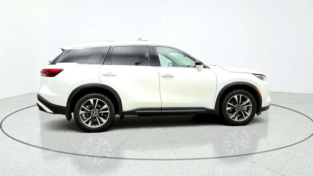 Used 2025 Majestic White INFINITI LUXE AWD image 4