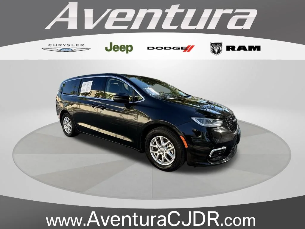 2023 Chrysler Pacifica Touring L's photo