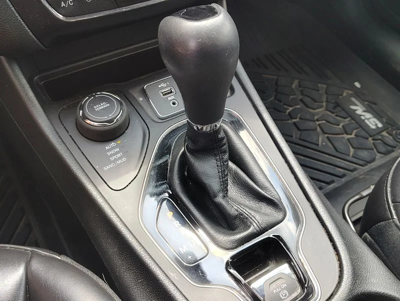 Used 2019 Gray Jeep Latitude Plus image 19