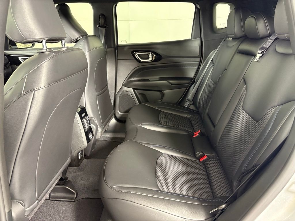 New 2026 Silver Zynith Metallic Clearcoat Jeep Latitude image 34