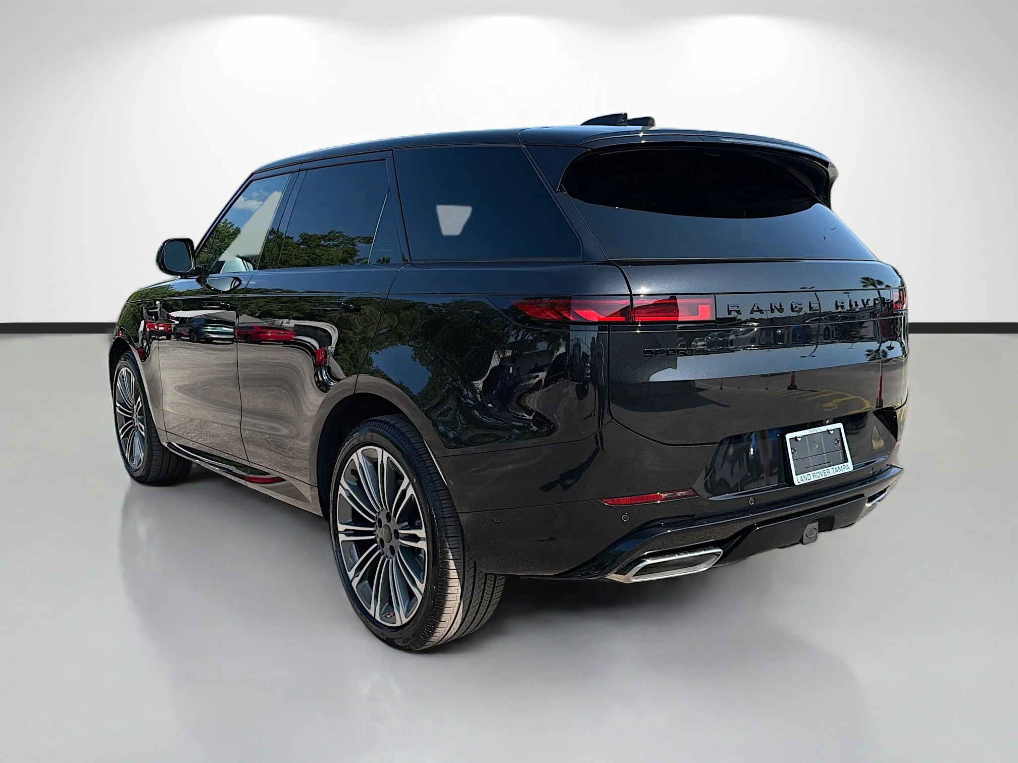 New 2026 Santorini Black Metallic Land Rover Dynamic SE image 3