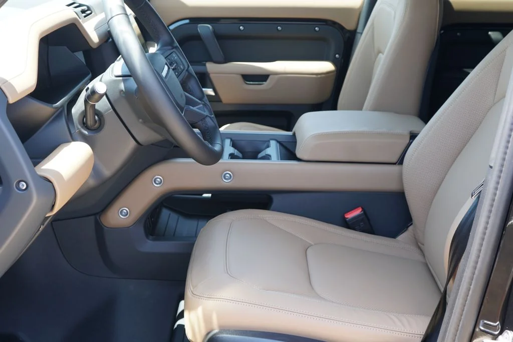 New 2026 Black Land Rover X-Dynamic SE image 11