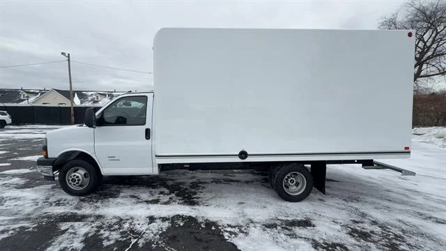 New 2025 Summit White GMC 2WT image 34