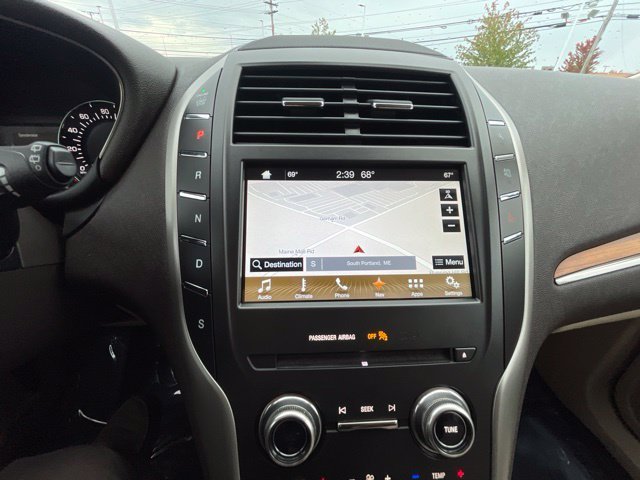 Used 2017 White Gold Metallic Lincoln Select image 24