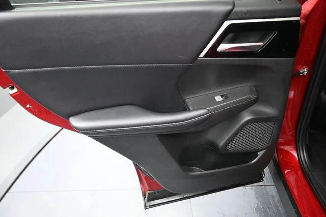 Used 2024  Mitsubishi SE image 18