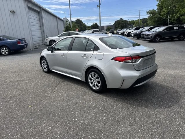 Used 2022 Silver Toyota LE image 7