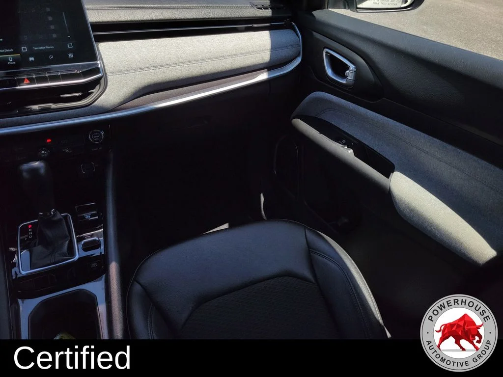 Used 2024 White Jeep Latitude image 21