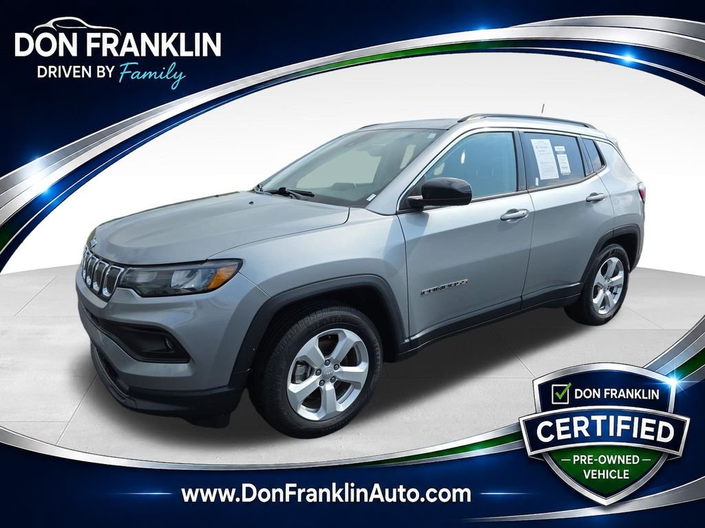 Used 2022 Silver Jeep Latitude image 1