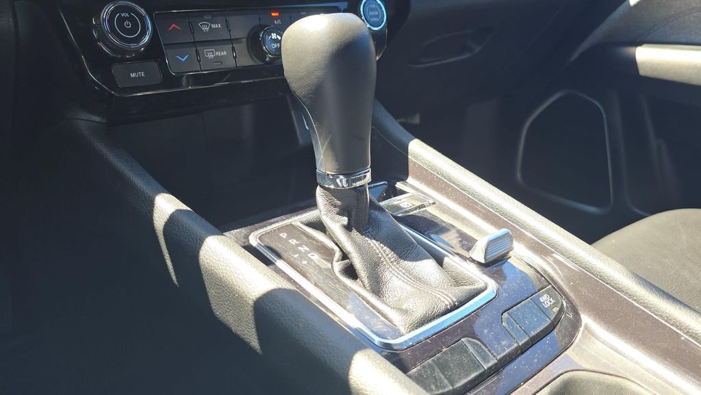 Used 2024 Baltic Gray Metallic Clearcoat Jeep Latitude image 35