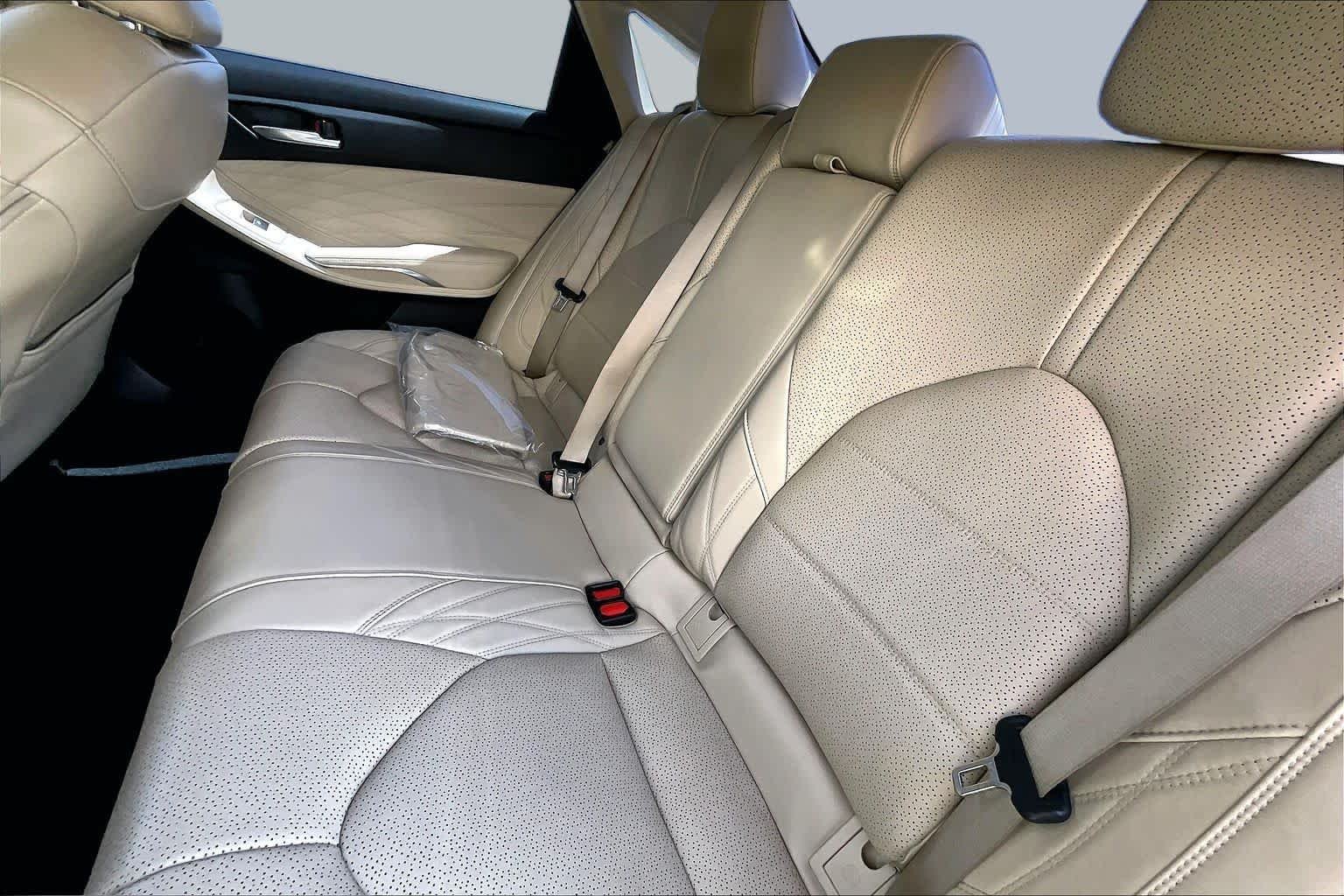 Used 2019 Wind Chill Pearl Toyota Hybrid Limited image 21