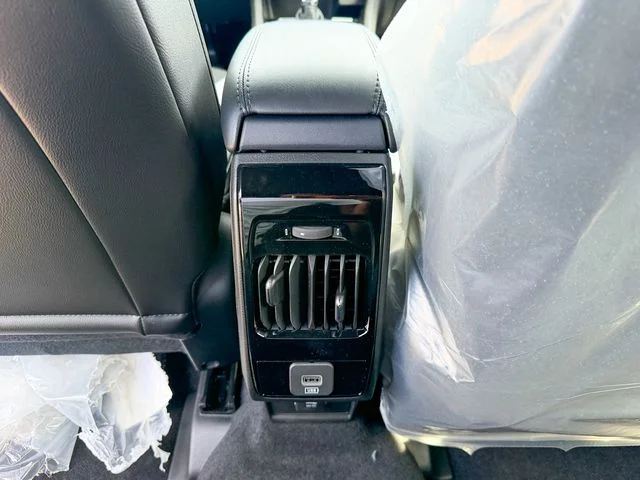 New 2026 Bright White Clear-Coat Exterior Paint Jeep Latitude image 23