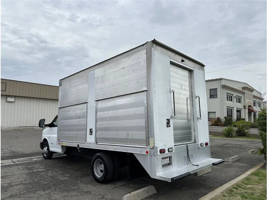 Used 2015 Summit White Chevrolet Cutaway Van 2D image 7