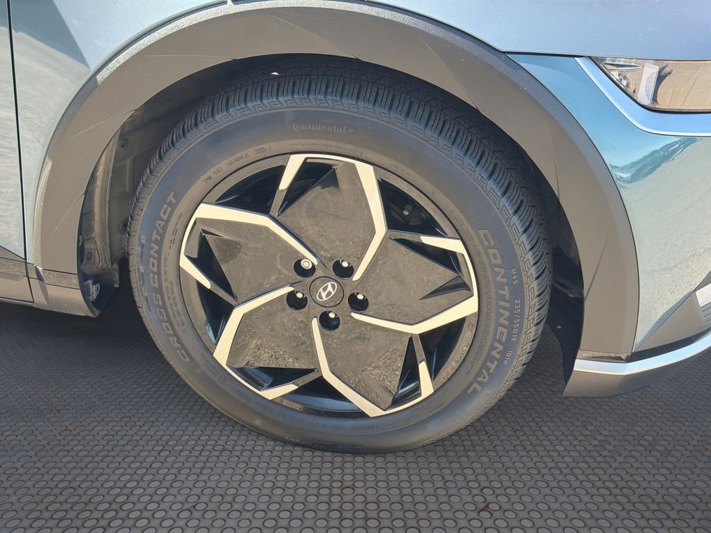 Used 2023 Green Hyundai SE image 18