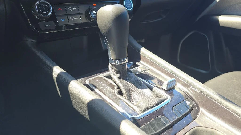 Used 2024 Baltic Gray Metallic Clearcoat Jeep Latitude image 35