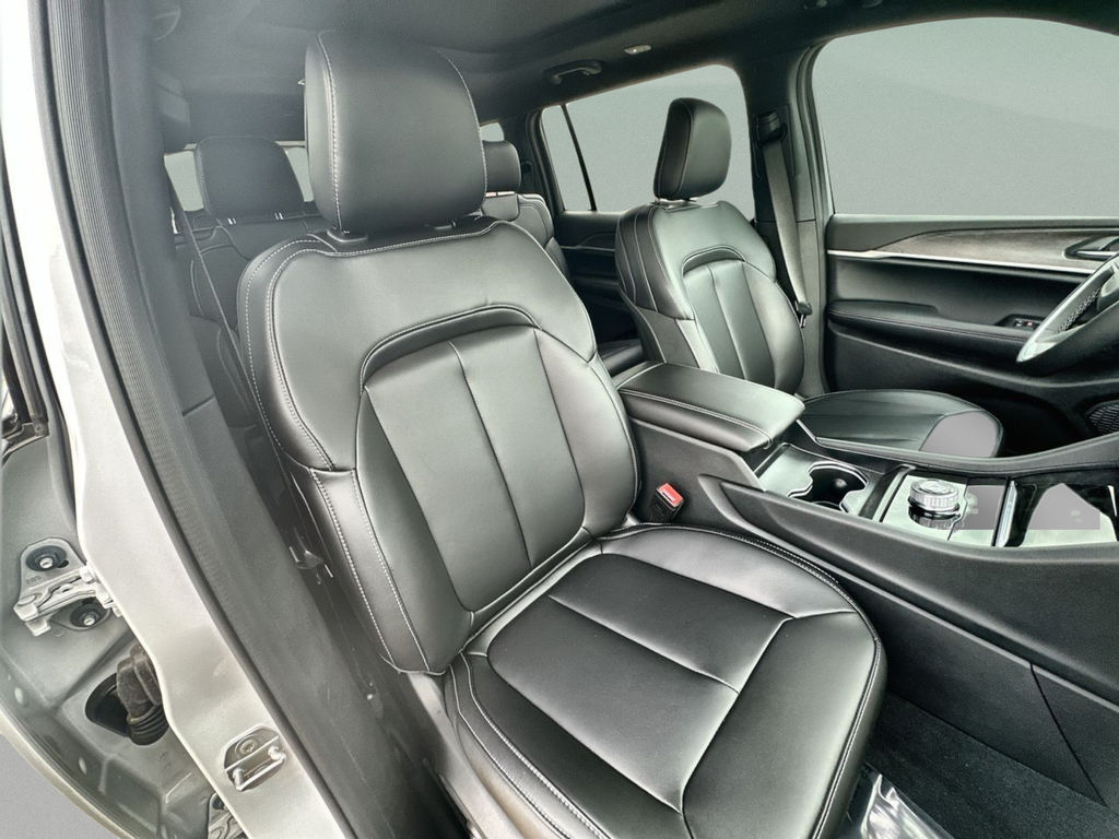 New 2025 Bright White Clear-Coat Exterior Paint Jeep Limited image 42