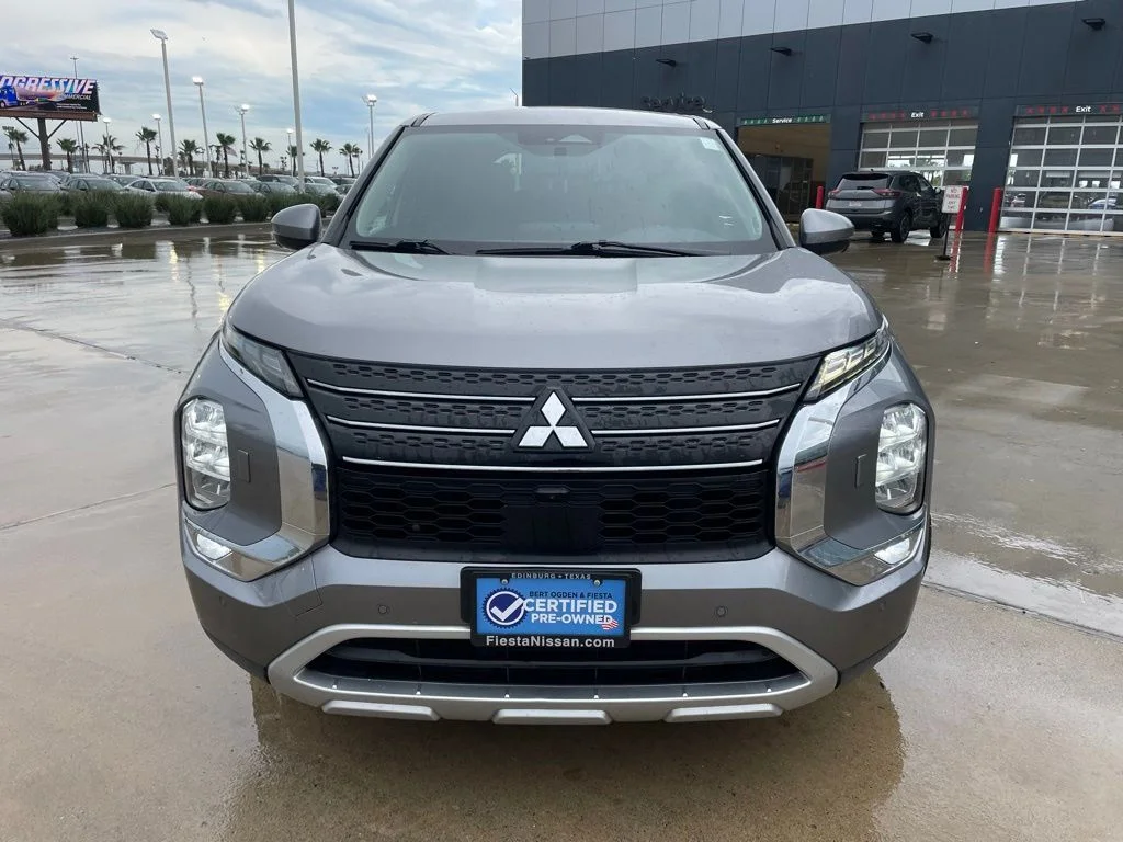 Used 2022 Gray Mitsubishi SE image 2