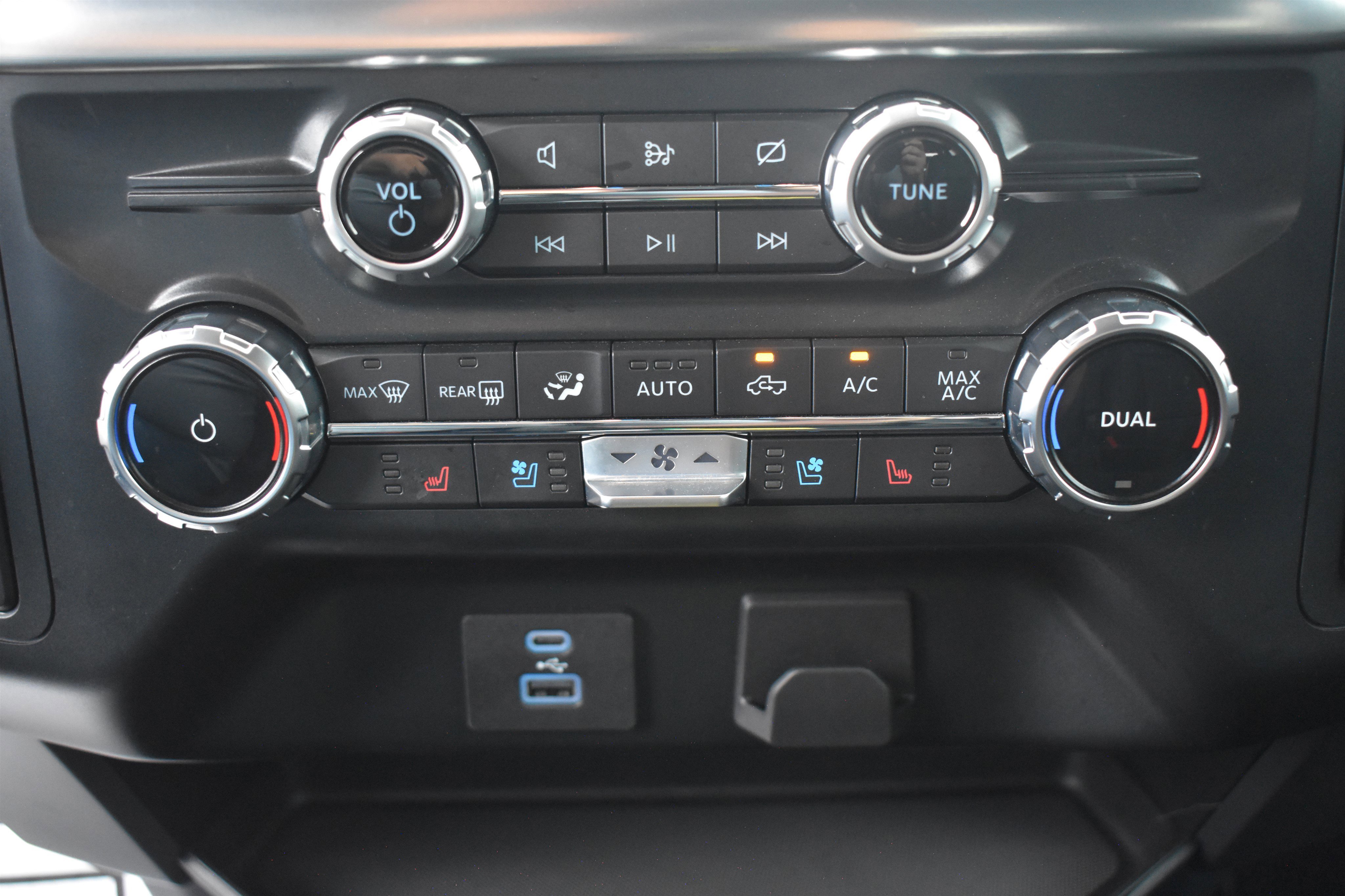 Used 2022  Ford LARIAT image 25