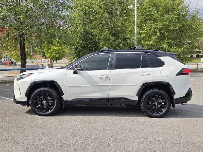 Used 2022 WHITE TOYOTA XSE image 2