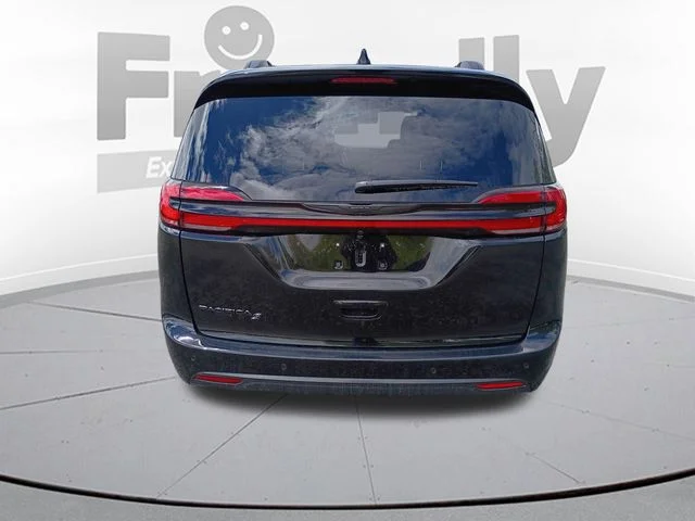 New 2026 Diamond Black Crystal Pearl-Coat Exterior Paint Chrysler Select image 6