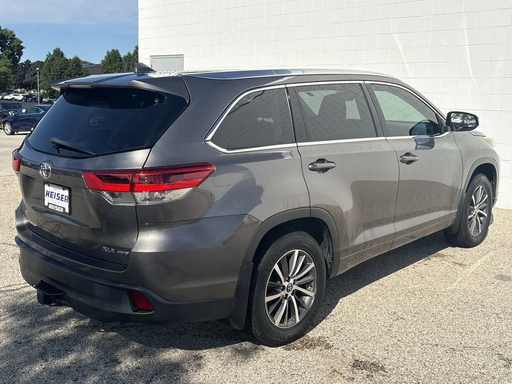 Used 2018  Toyota SE image 13