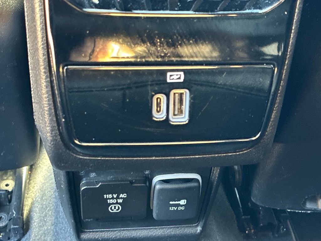 Used 2022 Silver Jeep Latitude image 16