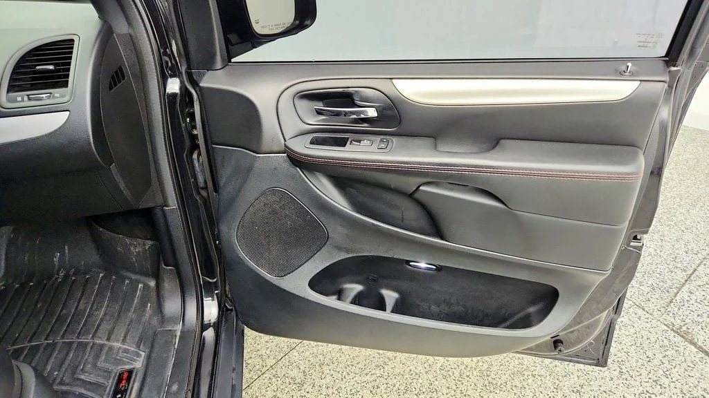 Used 2018 Black Onyx Crystal Pearlcoat Dodge GT Wagon image 25