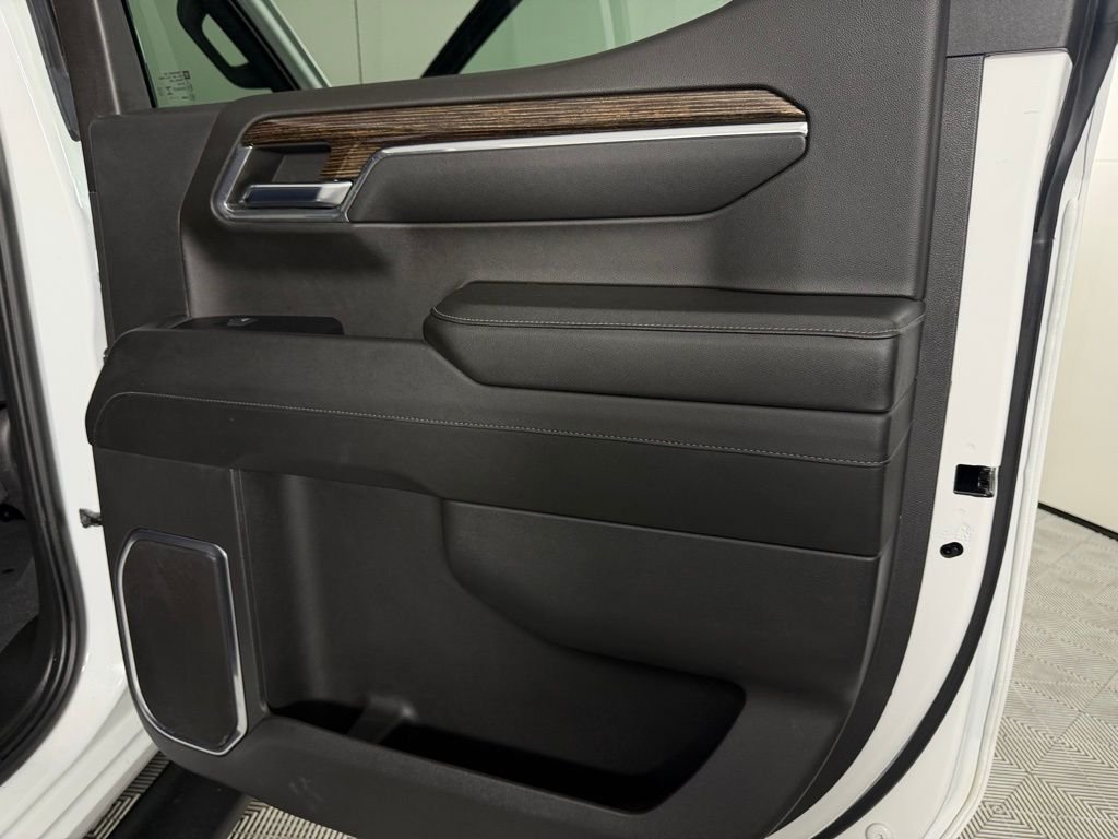Used 2024 Summit White GMC Elevation image 28