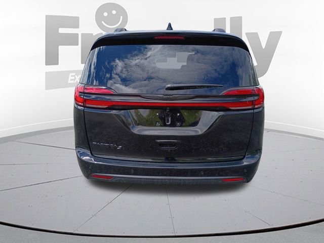 New 2026 Diamond Black Crystal Pearl-Coat Exterior Paint Chrysler Select image 6