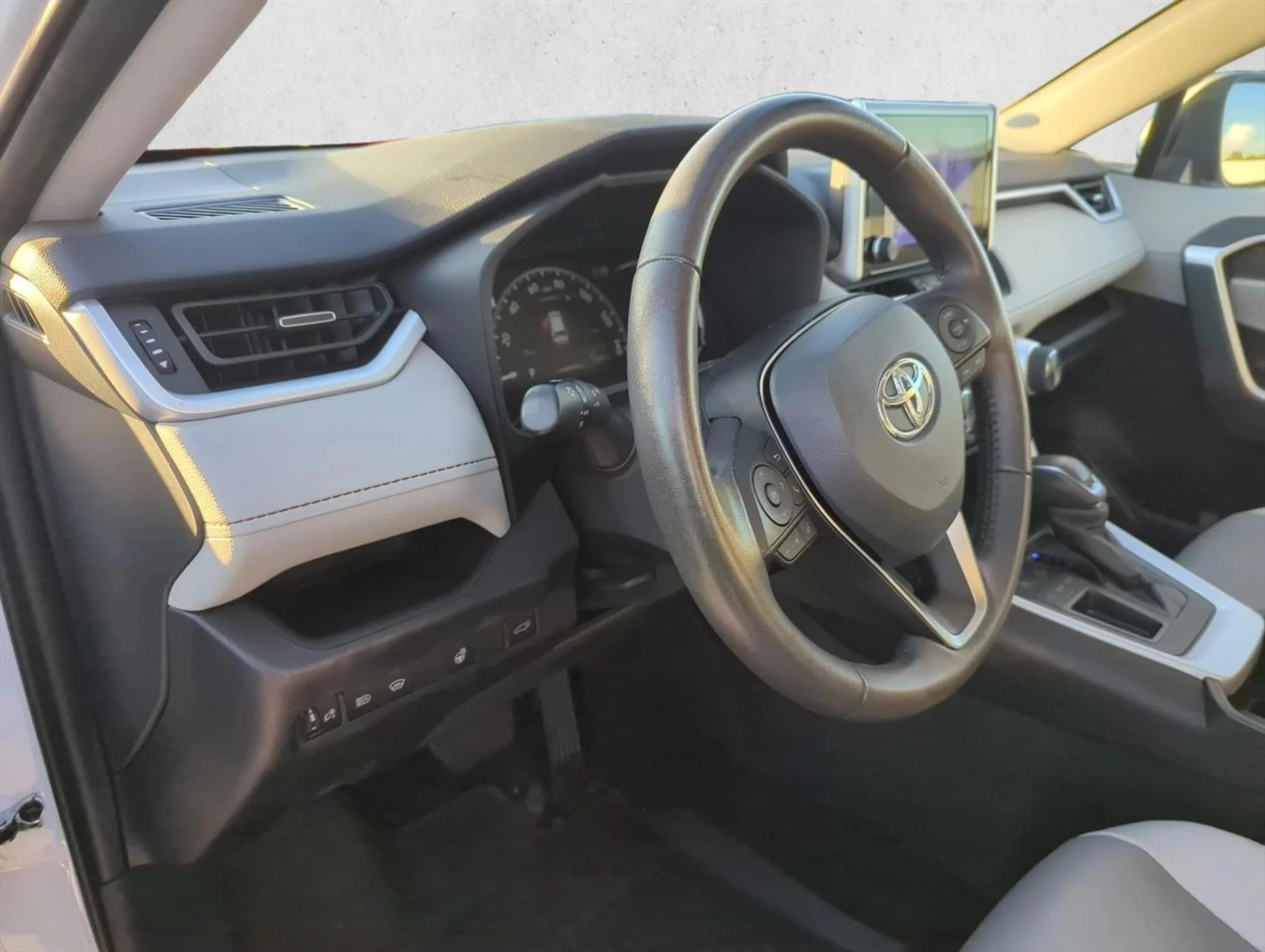 Used 2024 Wind Chill Pearl Toyota XLE Premium image 13
