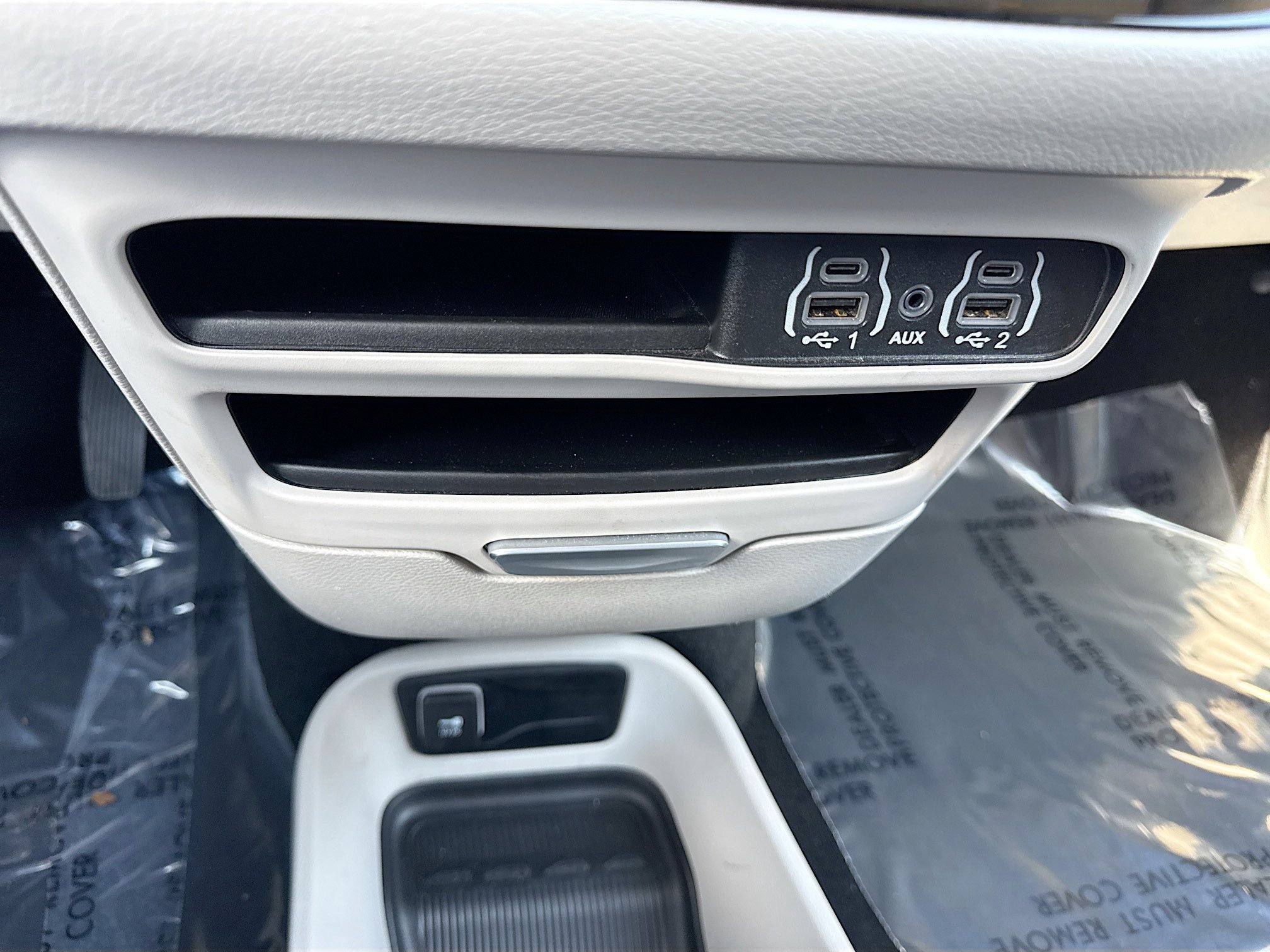 Used 2024 Diamond Black Crystal Pearlcoat Chrysler Touring L image 30