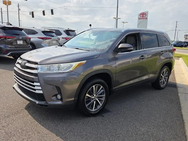 Used 2019 Gray Toyota XLE image 3