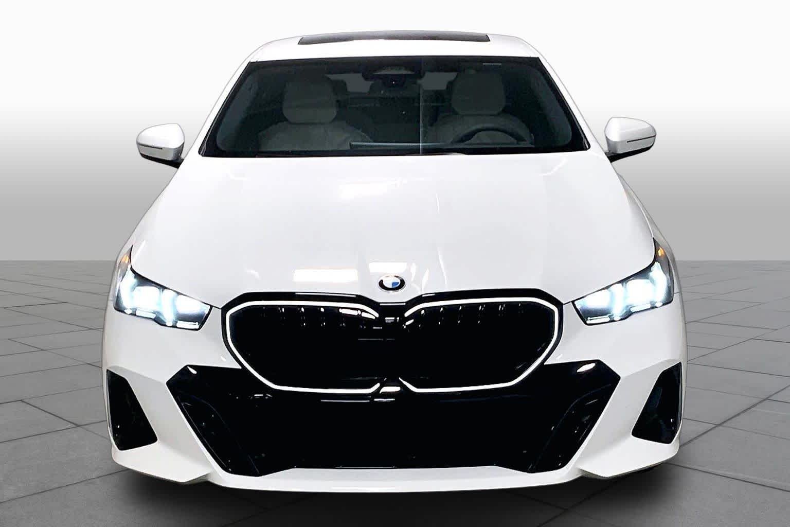 New 2027 300/Alpine Whit BMW 530i xDrive image 3