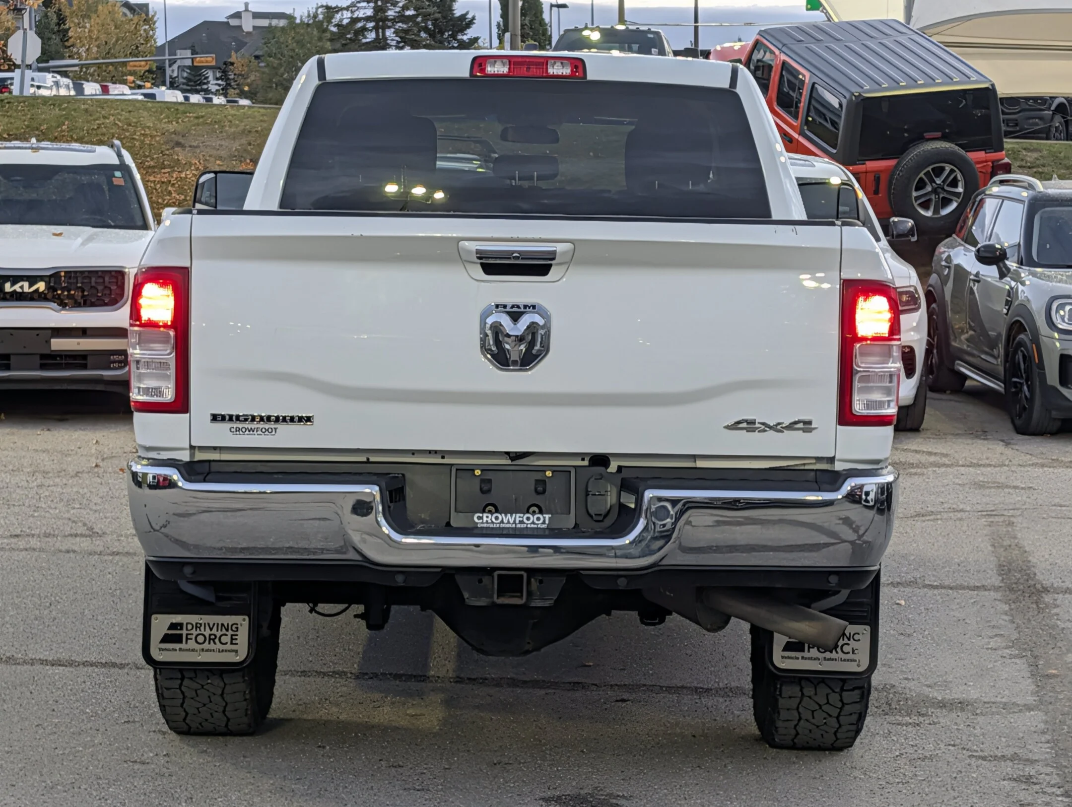 Used 2019 White RAM Big Horn - 6.4L HEMI - Apple CarPlay - Heated - Big Horn 4x4 Crew Cab 64 Box image 7