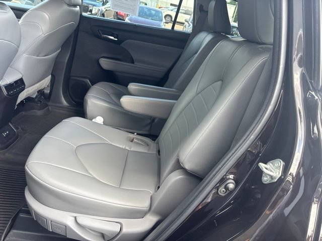Used 2022 Amber Toyota XLE image 12