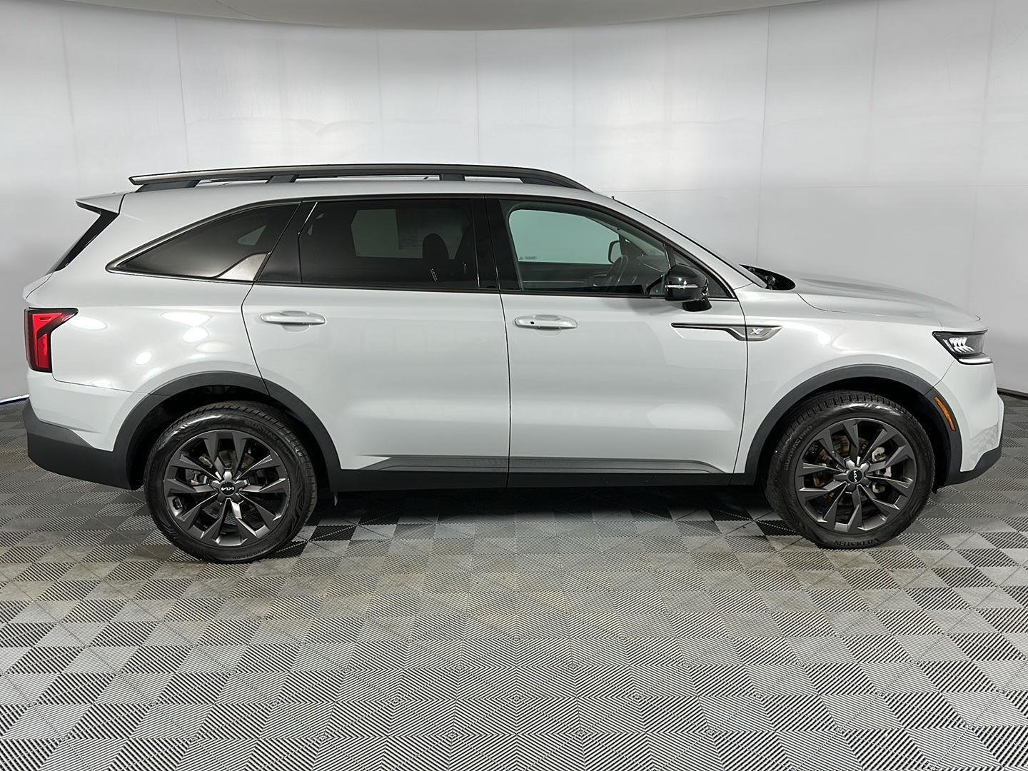 Used 2023 Wolf Gray Kia X-Line EX image 31