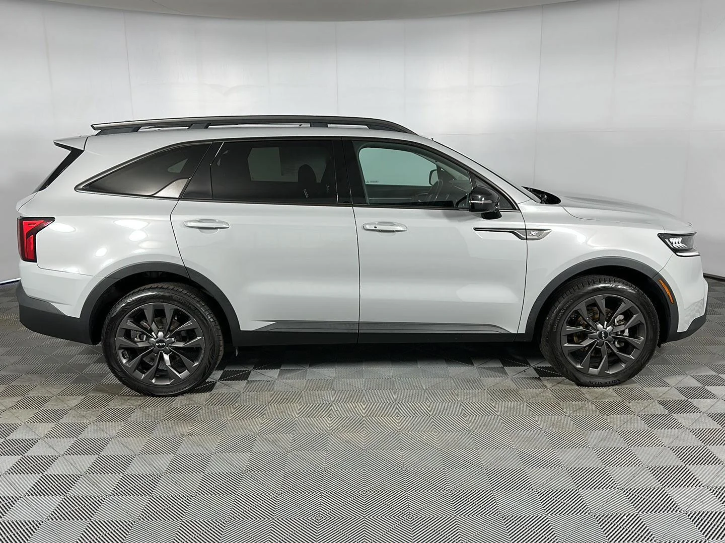 Used 2023 Wolf Gray Kia X-Line EX image 31