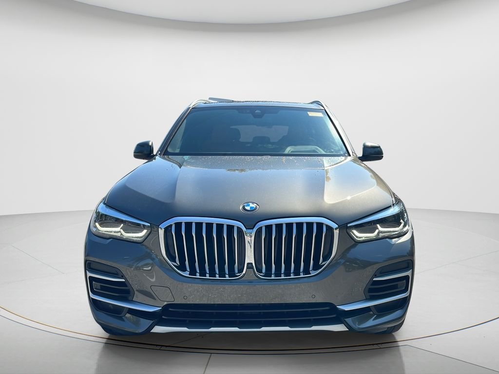 Used 2022 Green BMW sDrive40i image 2