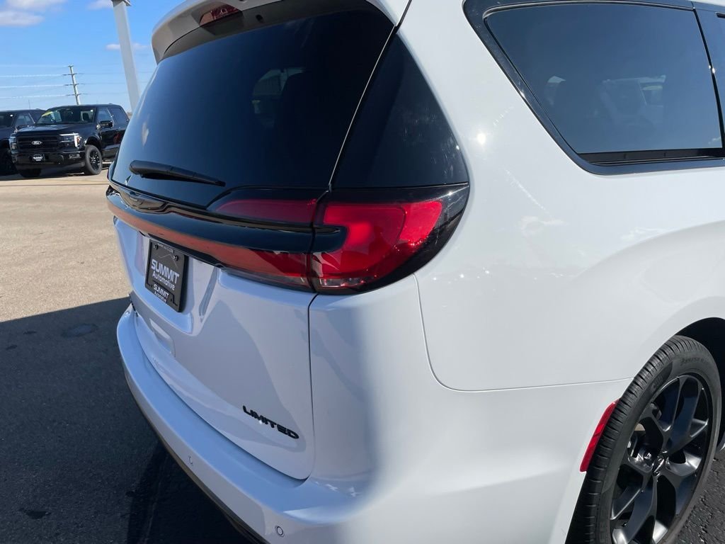 Used 2025 White Chrysler Limited image 39