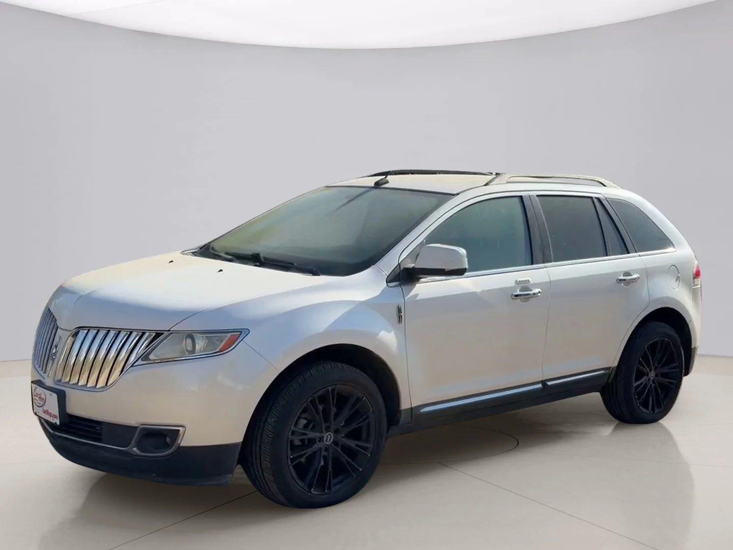 Used 2011 White Lincoln AWD image 1