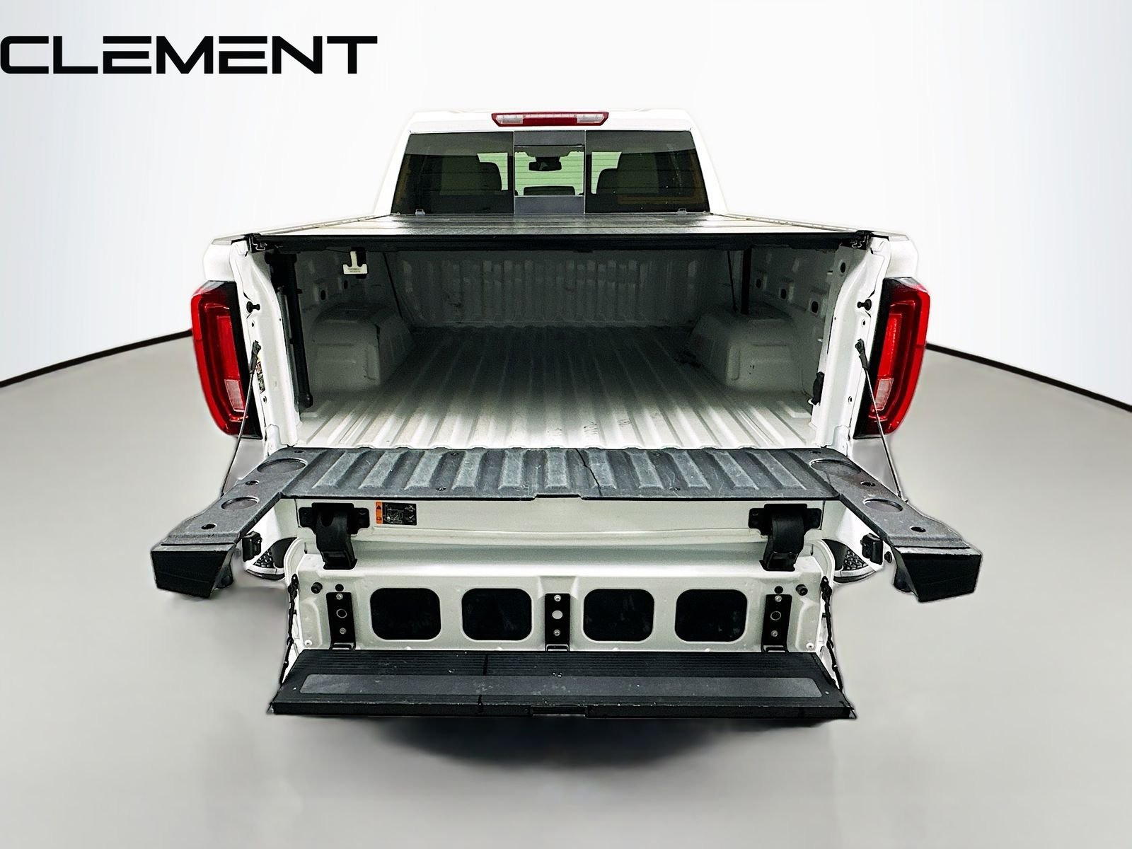 Used 2022 White GMC SLT image 11