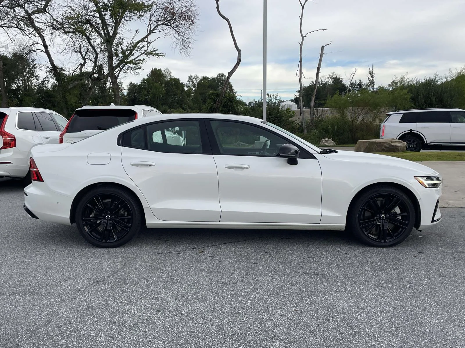 Used 2024 Crystal White Metallic Volvo Plus Black Edition image 29
