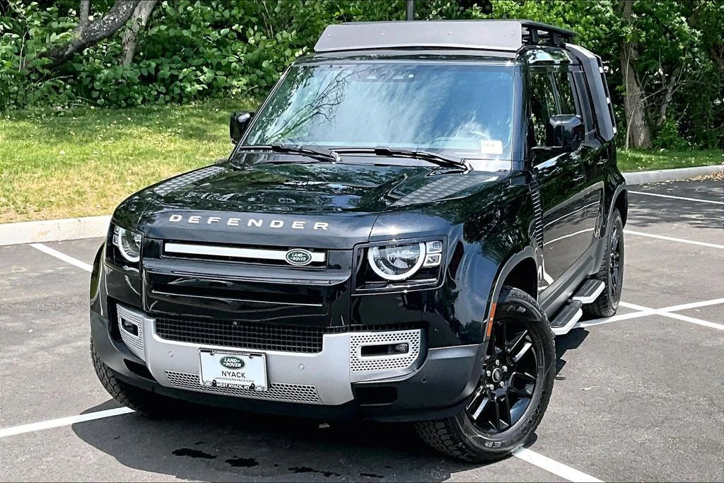 Used 2023 Santorini Black Metallic Land Rover Standard image 1