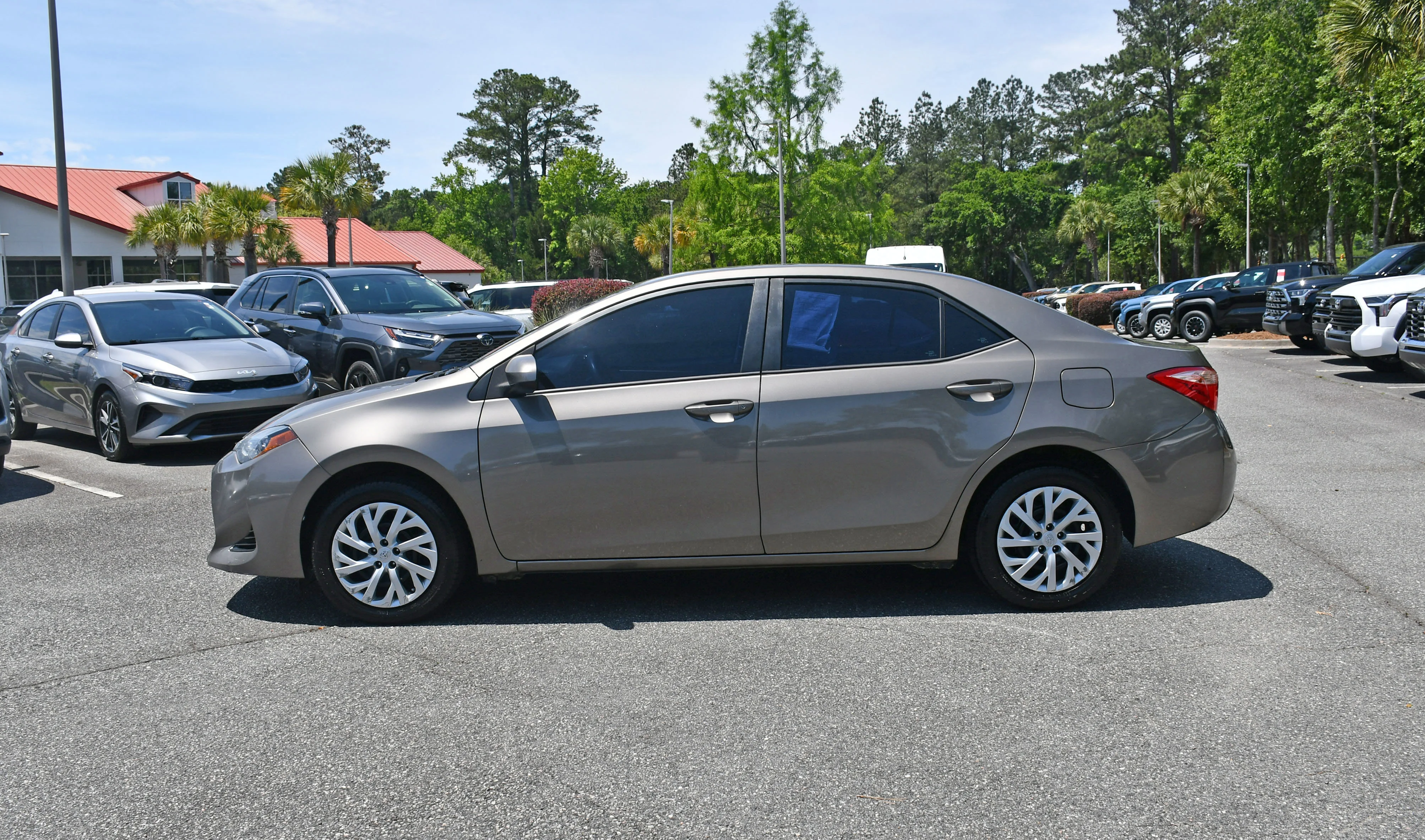 Used 2018 Toyota Corolla LE with VIN 5YFBURHE5JP776715 for sale in Bluffton, SC