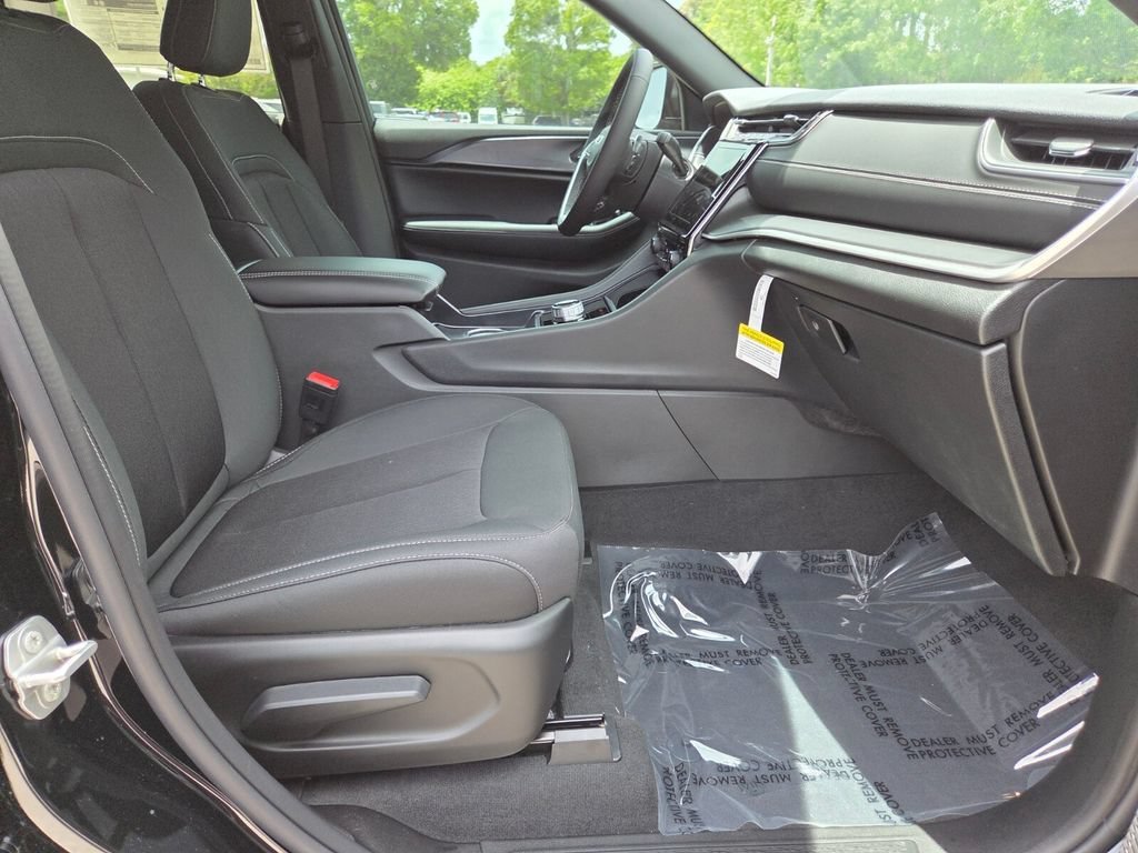 New 2026 Diamond Black Crystal Pearl-Coat Exterior Paint Jeep Laredo image 15