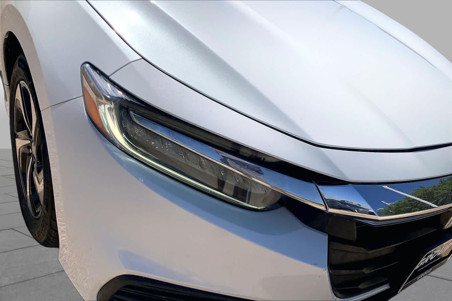 Used 2022 Platinum White Pearl Honda EX image 33