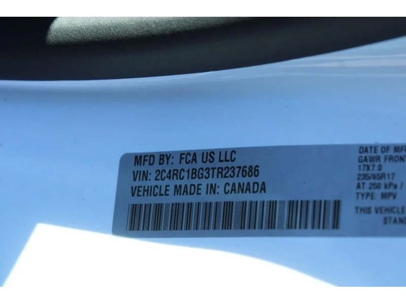 New 2026 Bright White Clear-Coat Exterior Paint Chrysler Select image 8